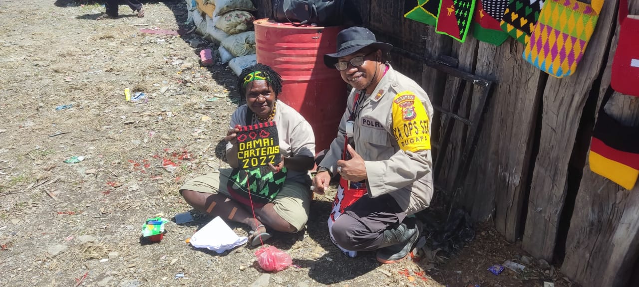 Dukung Kearifan Budaya Lokal, Binmas Noken Intan Jaya Motivasi Para Pengrajin Tas Noken