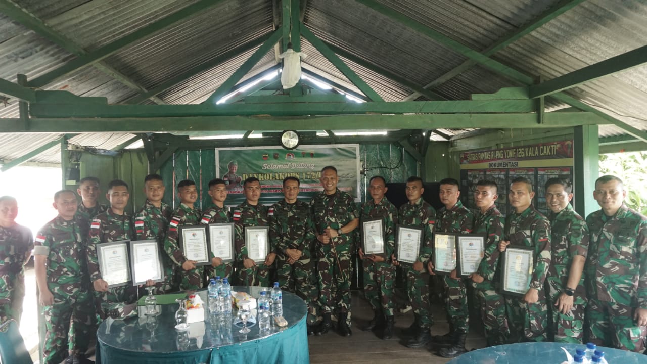 Pemberian Penghargaan Dankolakops 172/ PWY Kepada Personel Satgas Yonif 126/KC