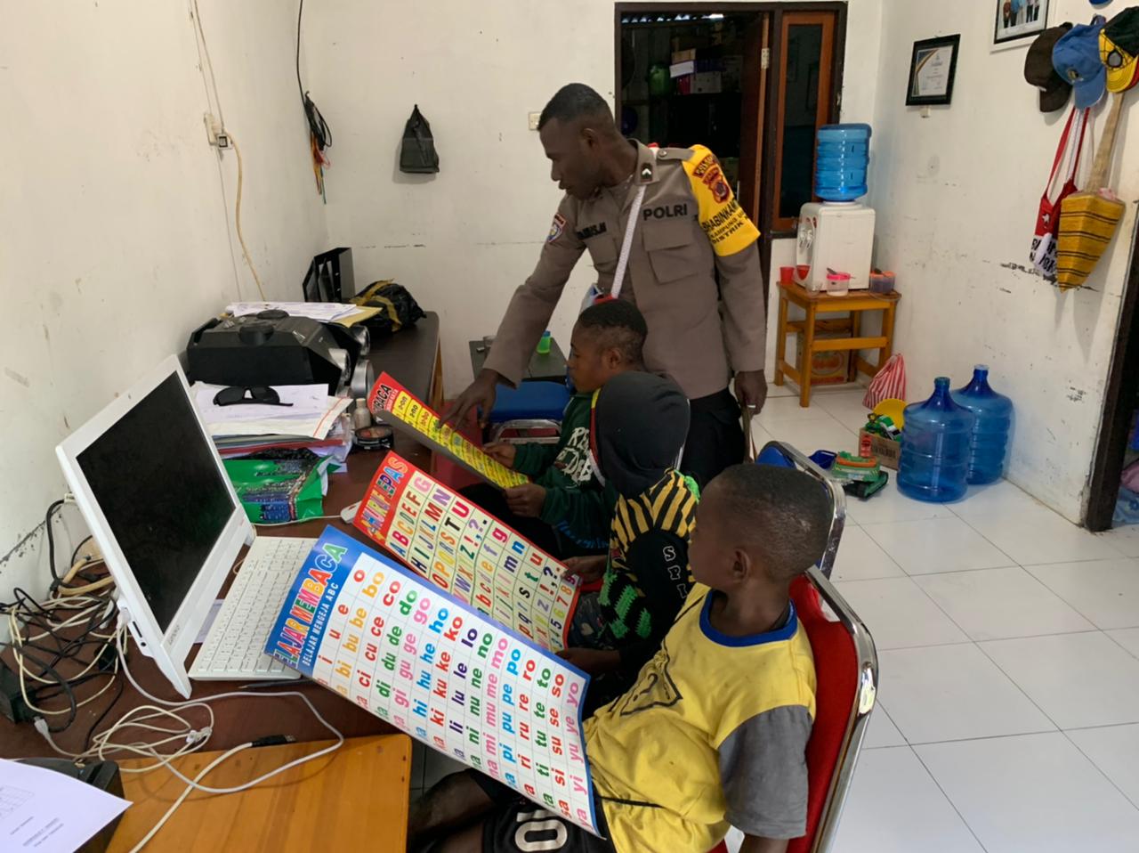 Tak Pernah Lelah Binmas Noken Polri Lakukan Pengajaran Kembali Pada Anak Anak Dogiyai