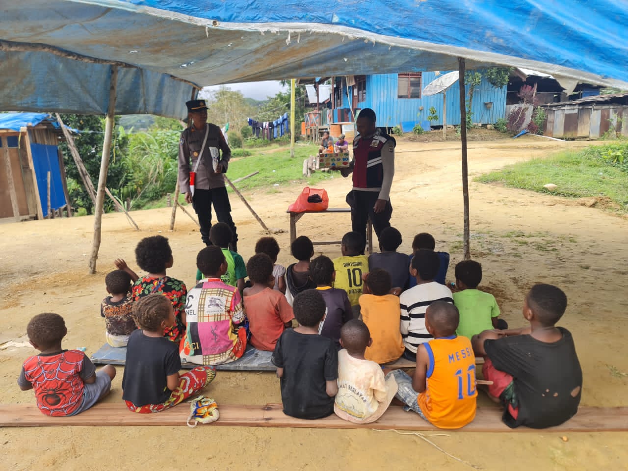 Melalui Program Polisi Pi Ajar “Si Ipar” Satgas Binmas Noken Mengajarkan Anak-Anak Yang Tidak Bersekolah