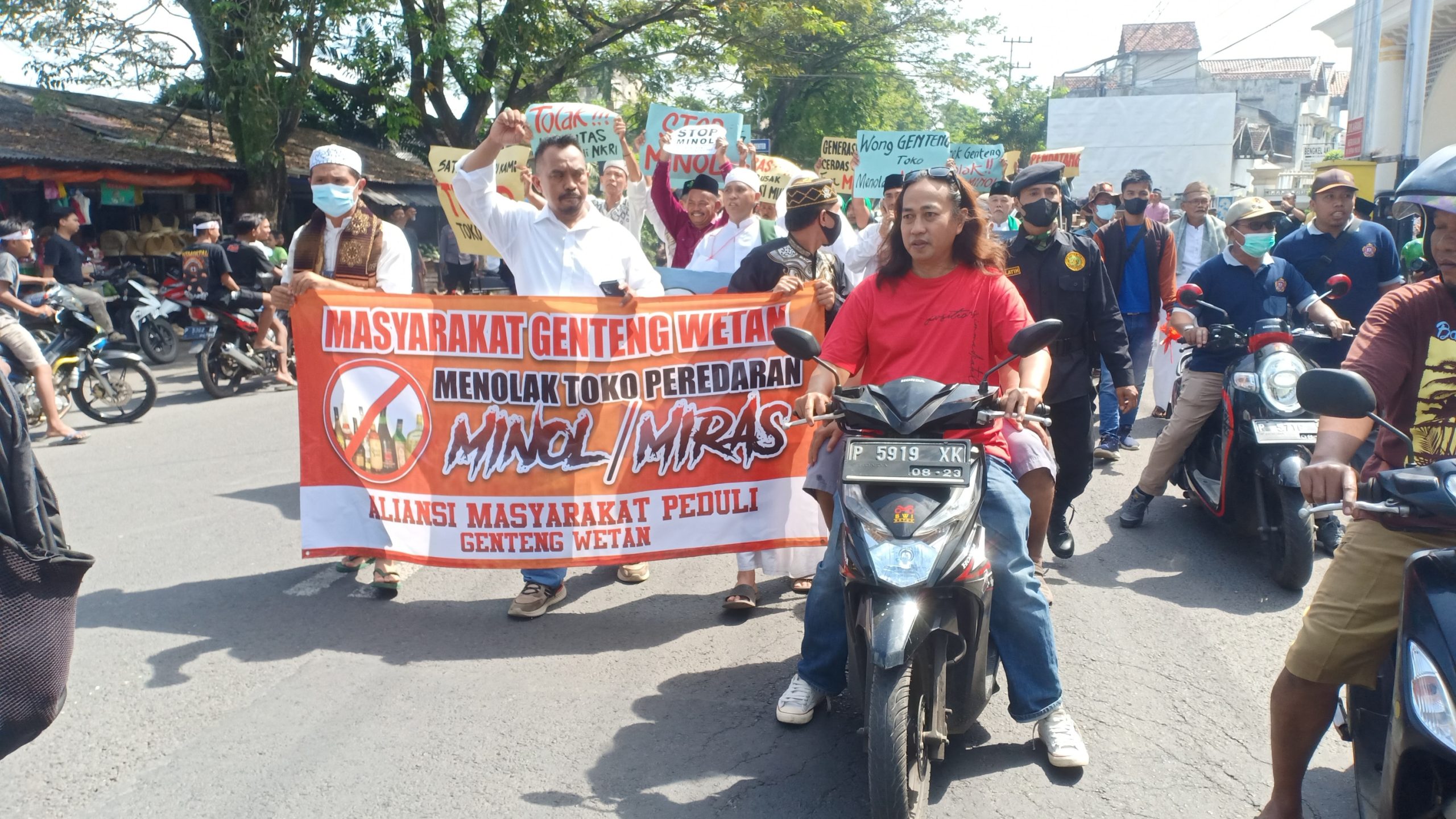 Ribuan Warga Genteng Genteng Tolak Keberadaan Toko Miras