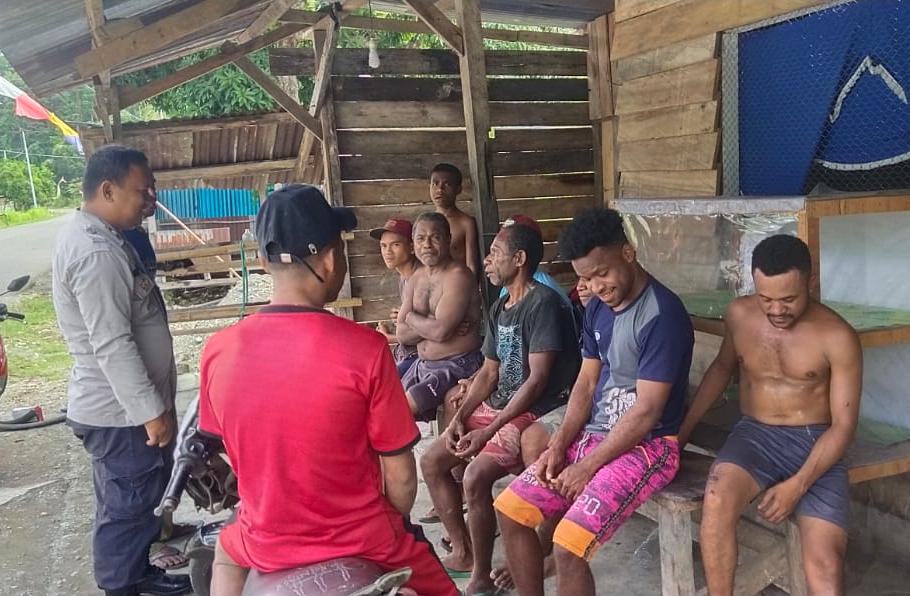 Bhabinkamtibmas Kepulauan Yapen Laksanakan Sambang Desa, Wujudkan Sinergitas Dengan Warga