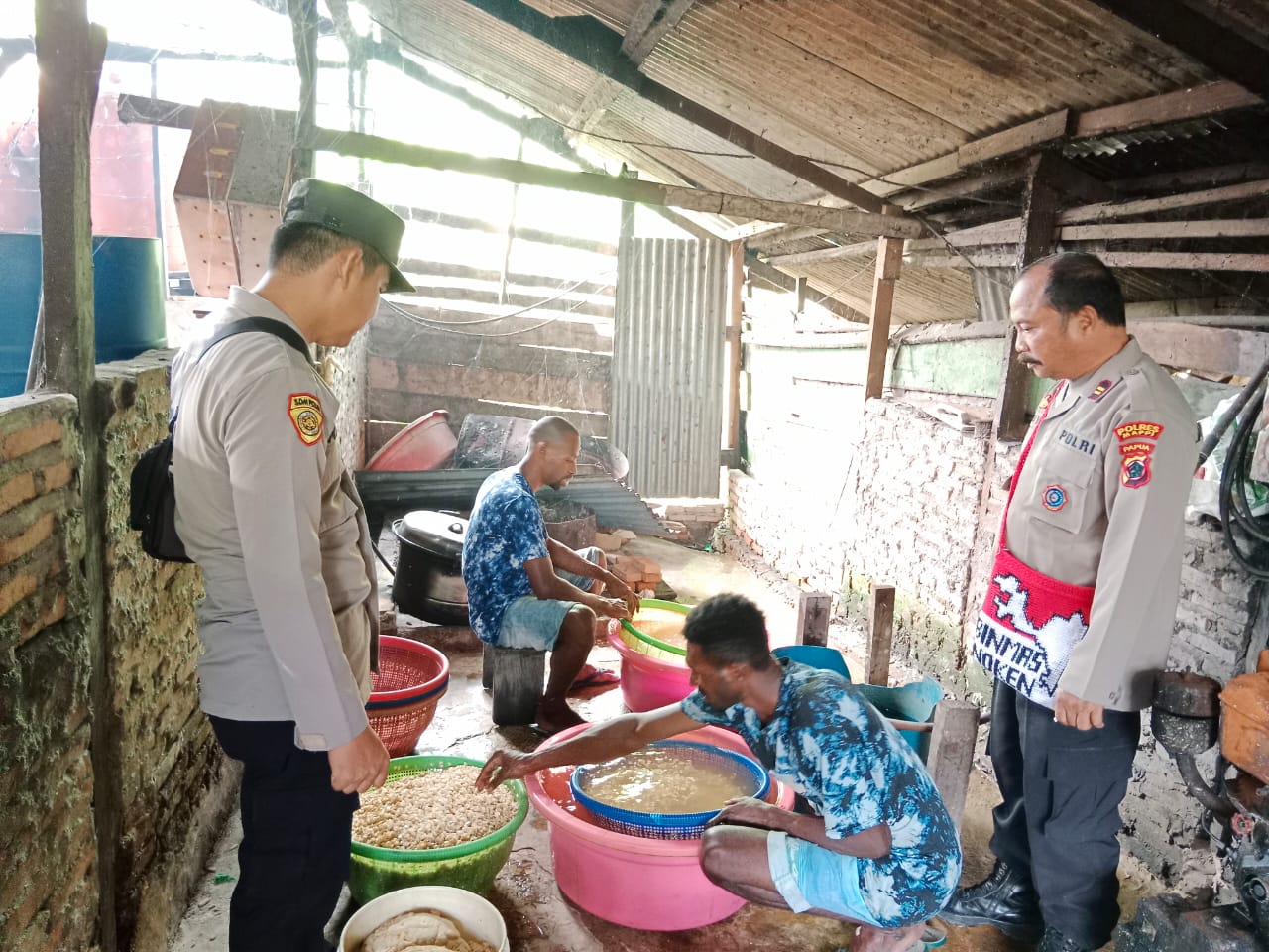 Sat Binmas Polres Mappi Menyambangi Pabrik Pembuatan Tahu dan Tempe