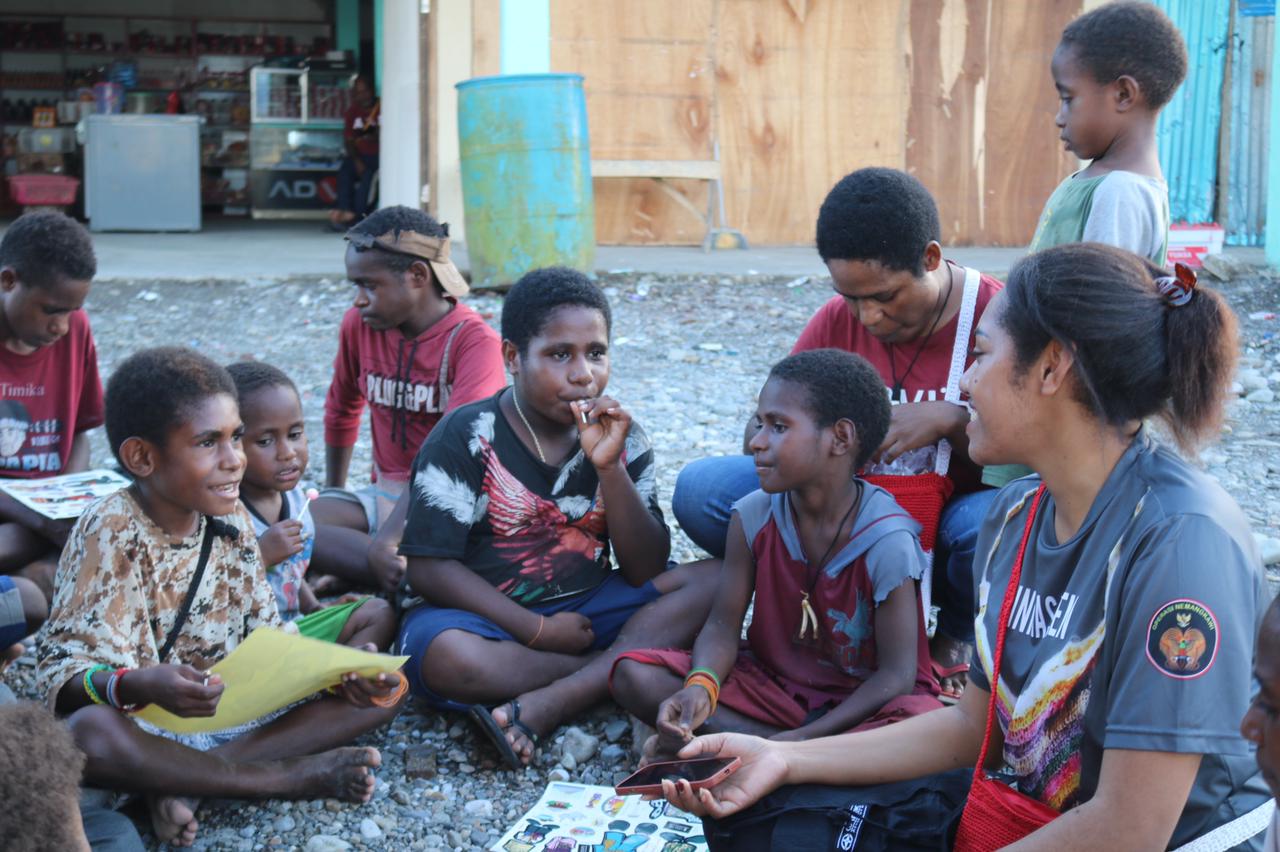 Begini Cara Anggota Binmas Noken Habiskan Waktu Luangnya di Sore Hari