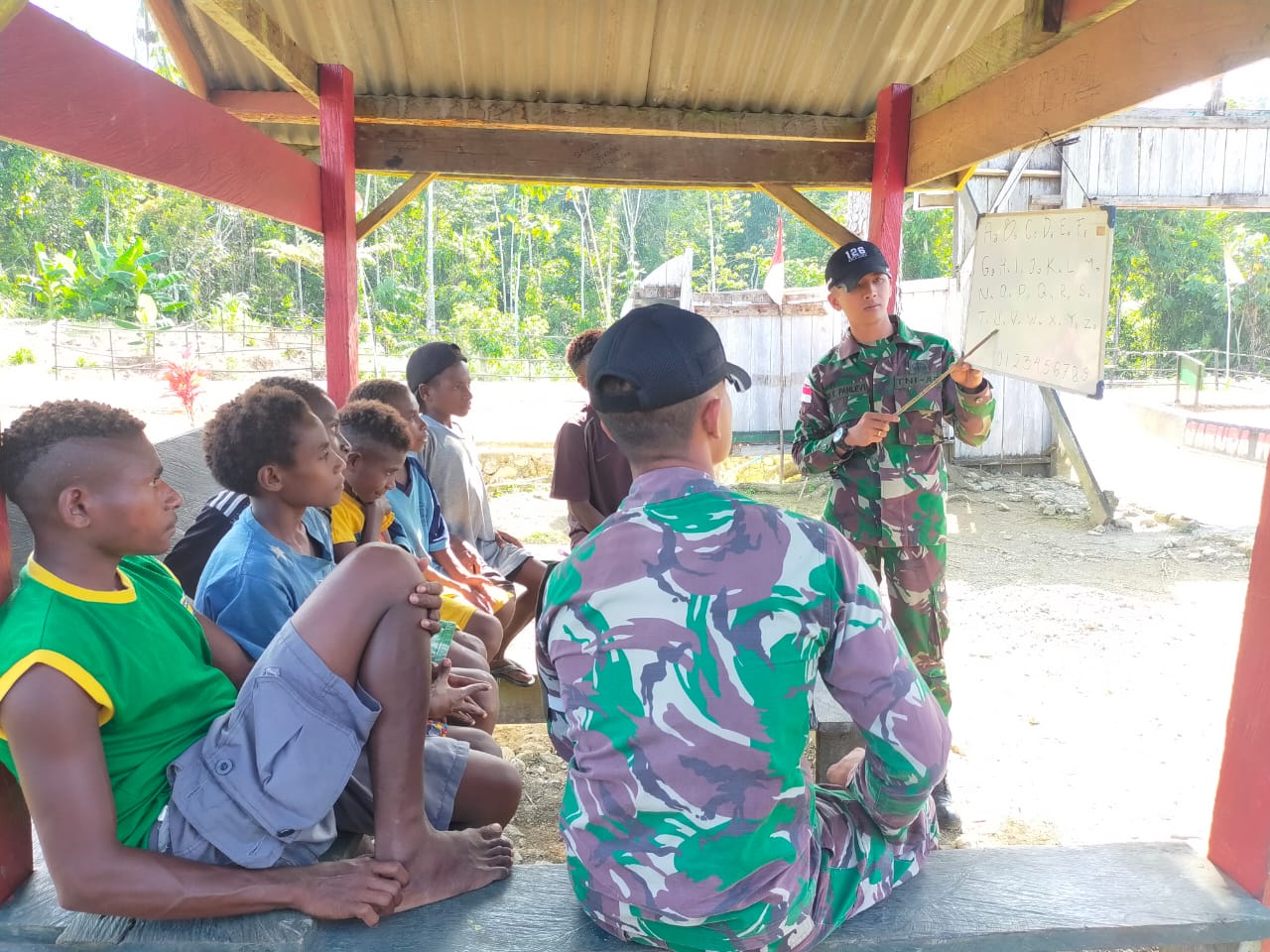 Pos Satgas Yonif 126/Kala Cakti Di Serbu Anak-Anak Perbatasan Papua