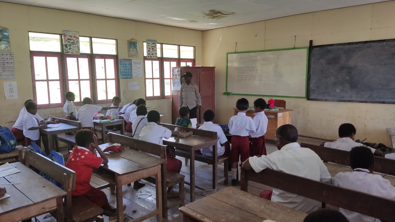 Ini Cara Polisi Mengajar di Pedalaman Papua Lewat Program Polisi Pi Ajar