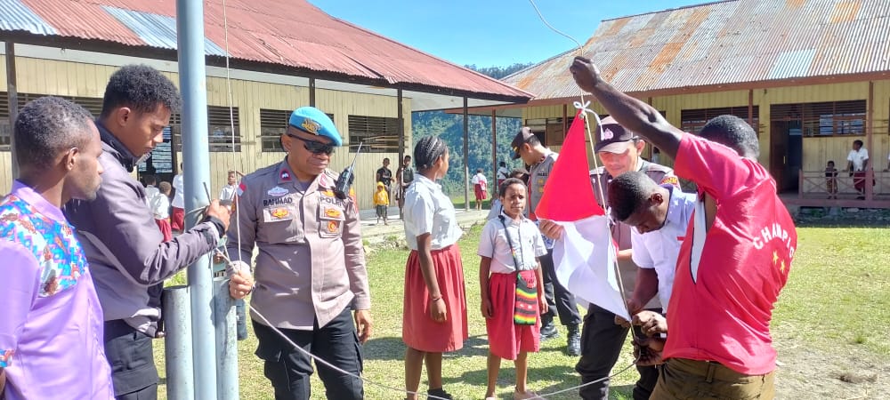 Jelang HUT Kemerdekaan RI Ke-77, Polres Puncak Jaya Bagikan Bendera Merah Putih