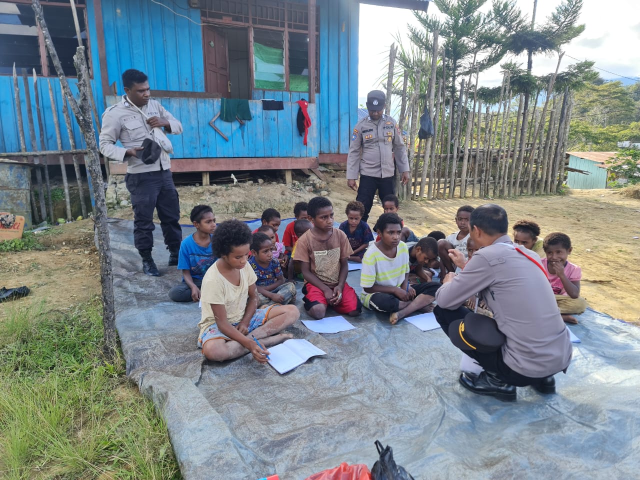 Wujud Kepedulian Polri Cerdaskan Anak Bangsa Melalui Program Si-Ipar “Polisi Pi Ajar