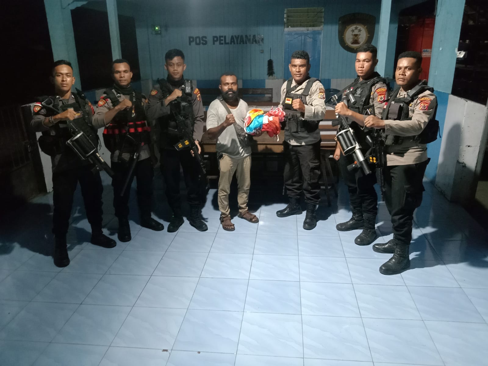 Rasa Empati, Unit Dalmas Berikan Bantuan Umbul-Umbul kepada Karang Taruna di Nabire