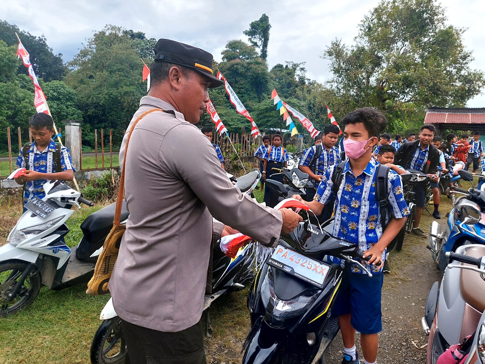 Sambut HUT Kemerdekaan RI ke-77, Polsek Uwapa Bagikan Bendera kepada Pelajar