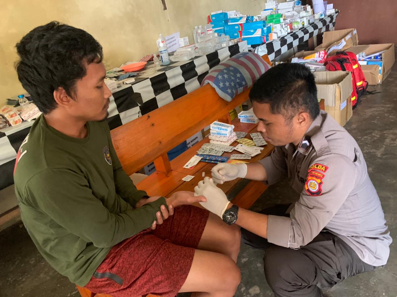 Satgas Ops Damai Cartenz Berikan Pelayanan Kesehatan Kepada Personil Brimob Yang Sedang Sakit Di Nduga