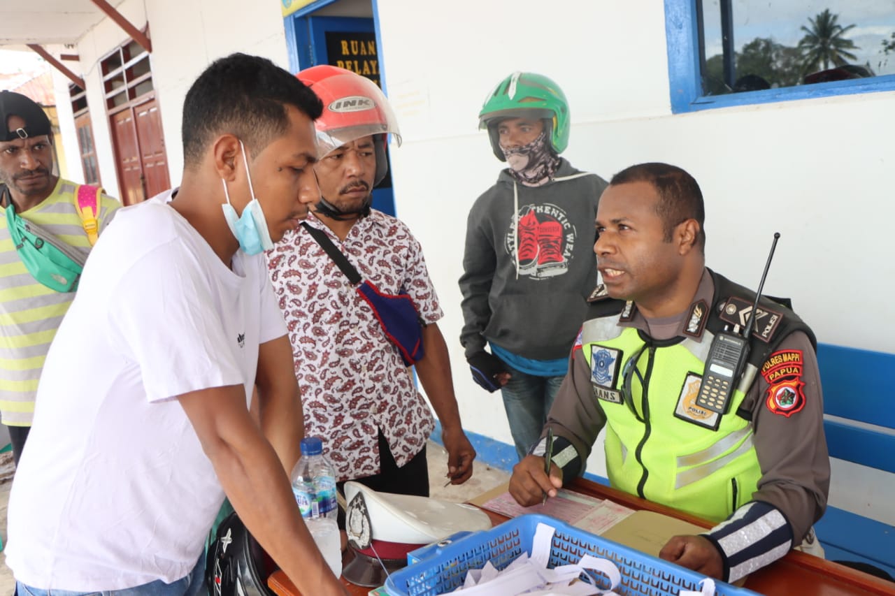 Sat Lantas Polres Mappi Lakukan Sidang Di Tempat Kepada Pelanggar