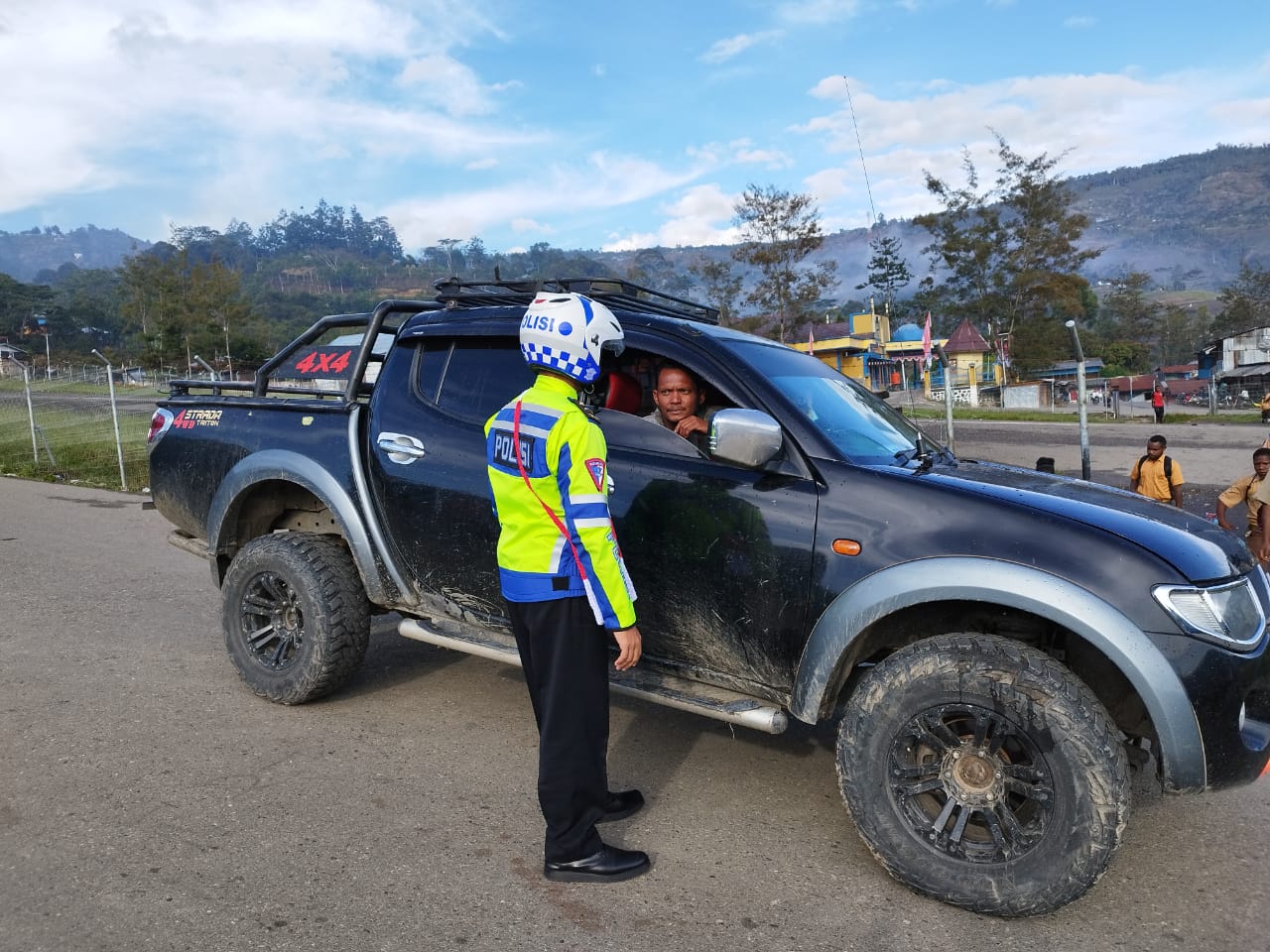 Sat Lantas Polres Tolikara Laksanakan Strong Point dan Berikan Himbauan Tertib Berkendara