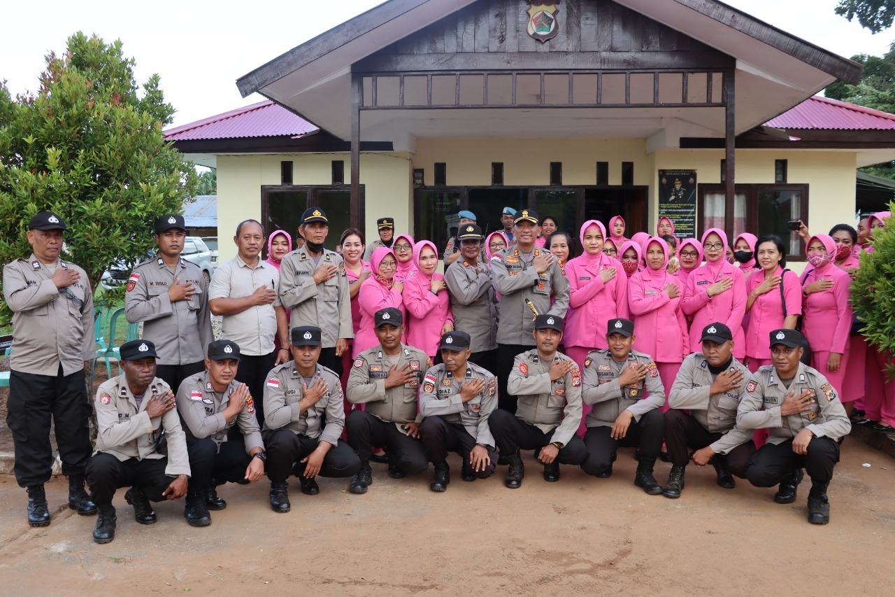 Kapolres Merauke Didampingi Ketua Bhayangkari Cabang Laksanakan Kunker ke Polsek Kurik