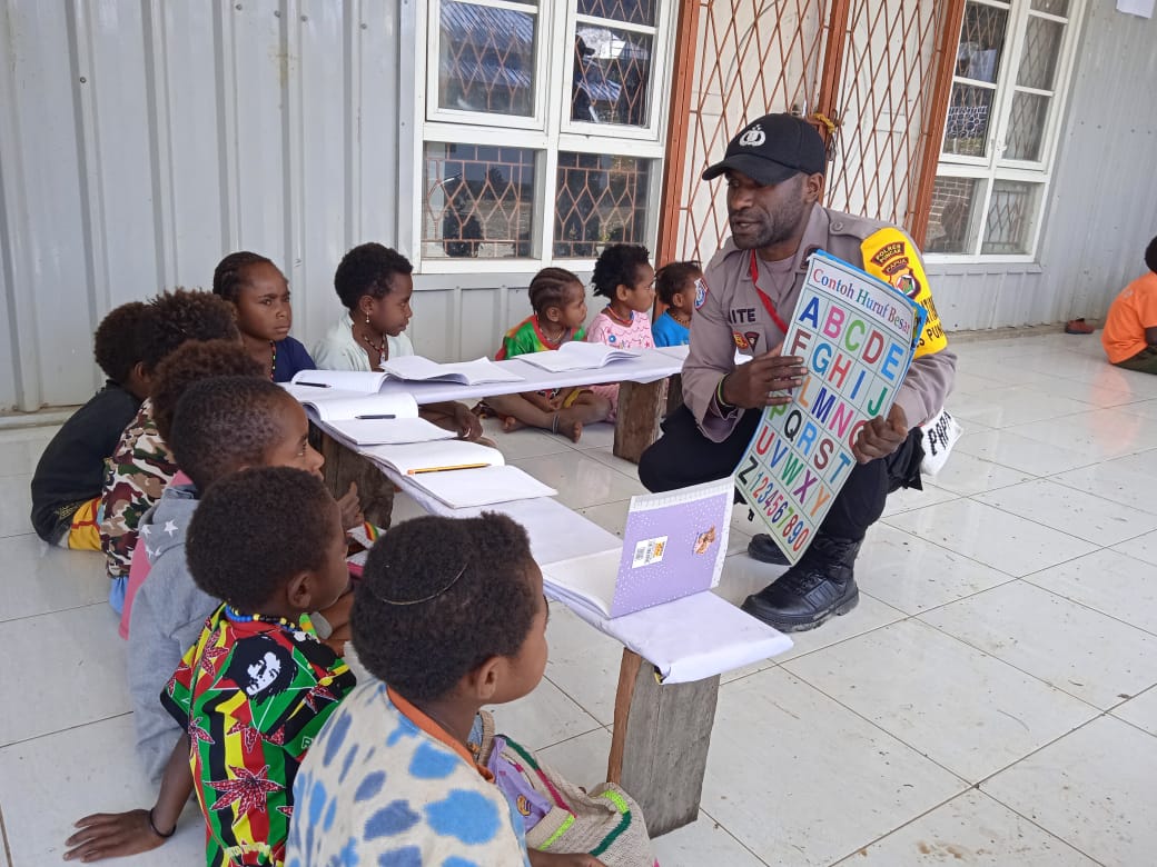 Ini Cara Binmas Noken Mengajar Anak Anak Di Pedalaman Papua Melalui Program Si Ipar