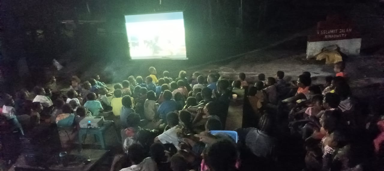 Satgas TMMD Mimika Hibur Warga Dengan Acara Nonton Bareng