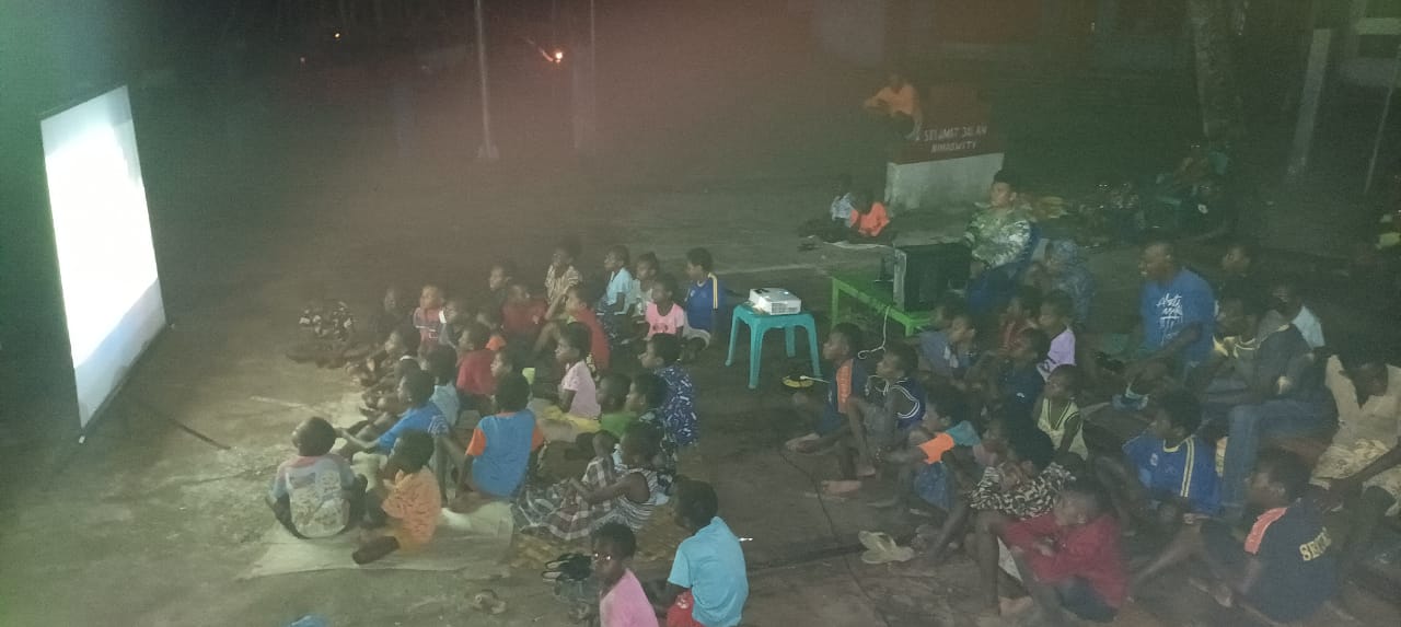 Satgas TMMD Reg Ke-114 Kodim 1710/Mimika Kembali Hibur Masyarakat Di Kokonao