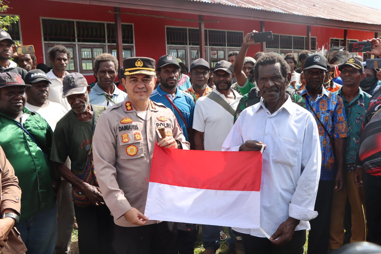 Kapolres Mappi Bersama PJ Bupati Mappi Bagikan Ribuan Bendera Di Empat Kampung Kabupaten Mappi