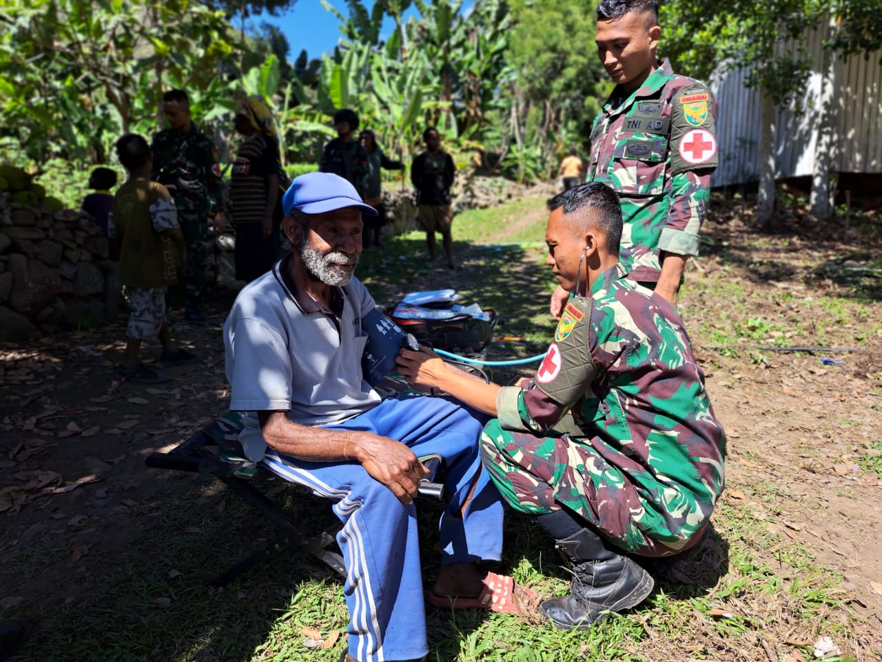 Senyum Warga Sambut Satgas Pamtas RI PNG Yonif Raider 142/KJ