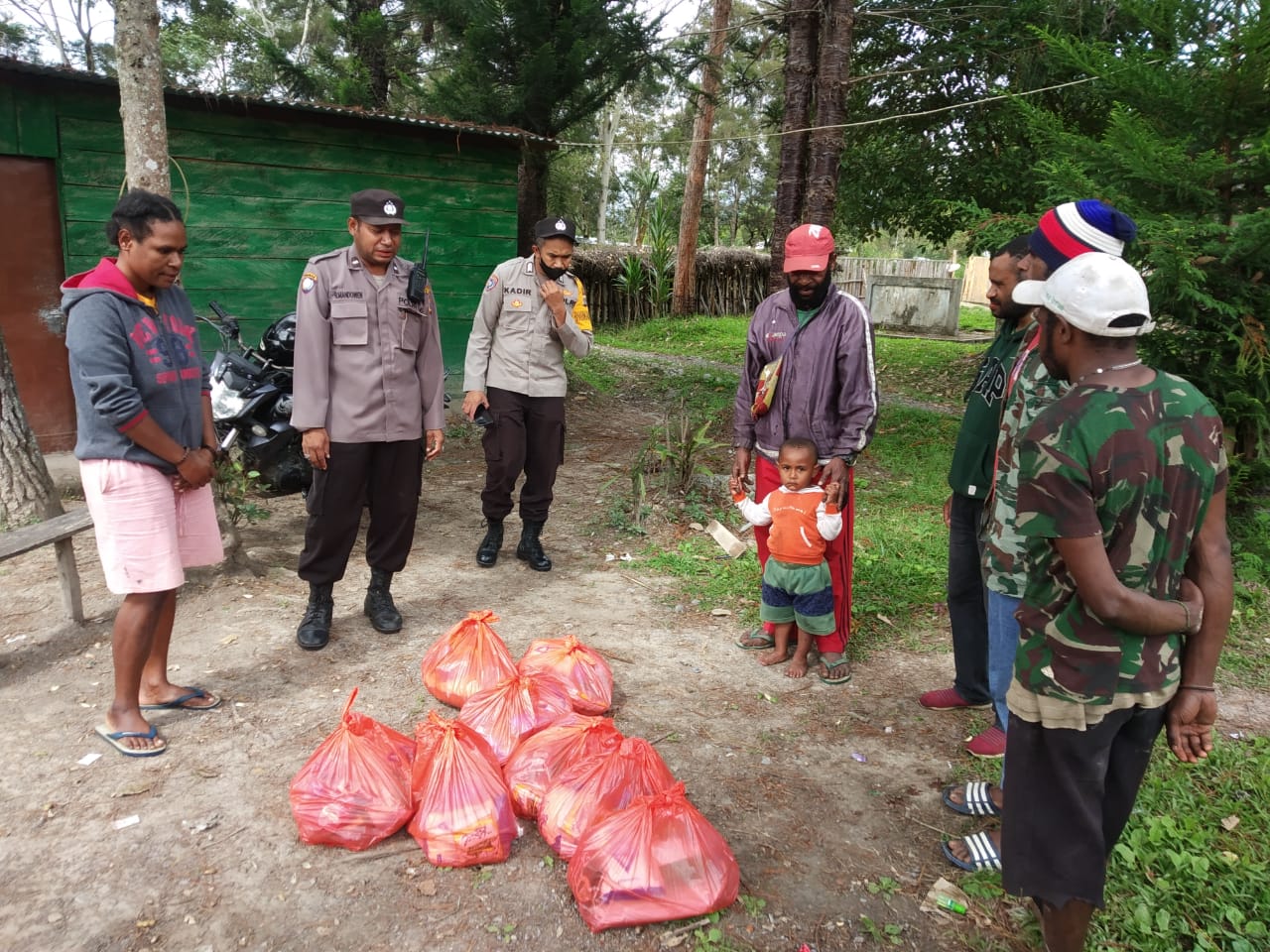 Sambangi Kampung Pikhe, Sat Binmas Jayawijaya Ajak Masyarakat Jaga Kamtibmas