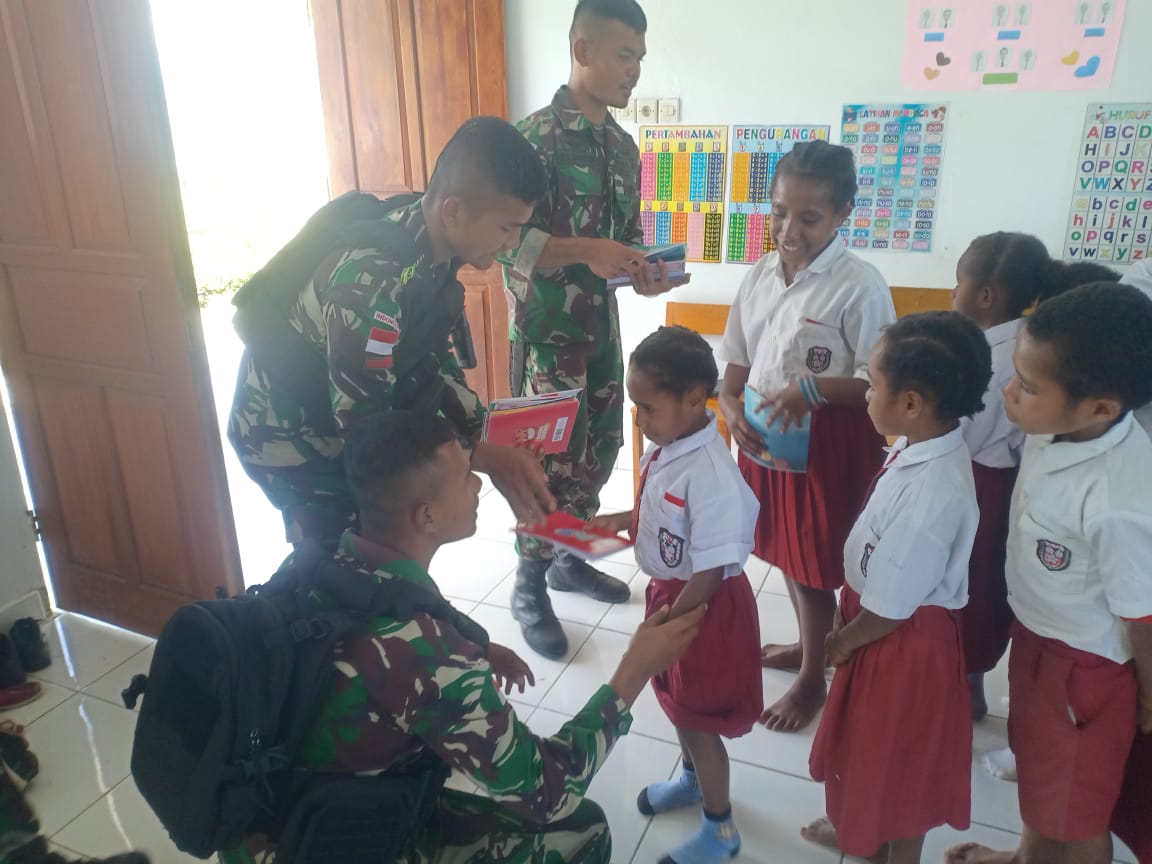Ketika Gembiranya Anak-Anak Mendapatkan Perlengkapan Sekolah Dari Pos Satgas