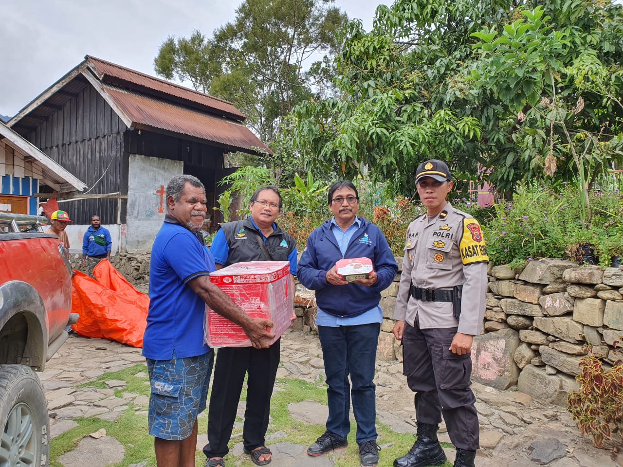 Sat Binmas Polres Tolikara Dampingi Staf Kementrian Sosial Provinsi Papua Serahkan 1000 Kotak Makanan Siap Saji