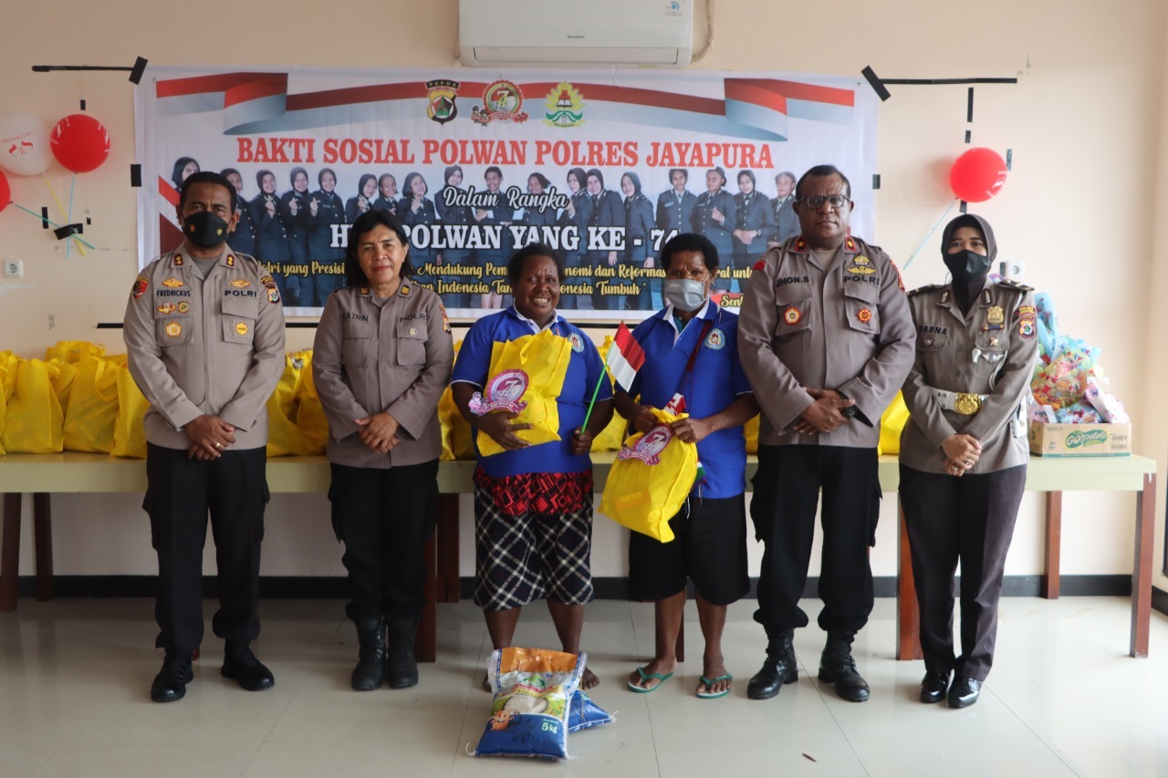 Jelang HUT Polwan Ke-74, Polwan Polres Jayapura Berikan Tali Asih Kelompok Belajar ‘Gabus’