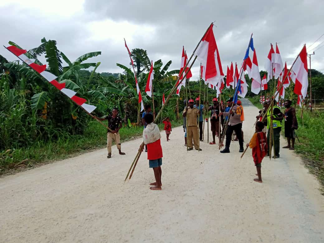 Sambut Hari Kemerdekaan RI, Bhabinkamtibmas Polres Keerom Kibarkan Bendera Merah Putih