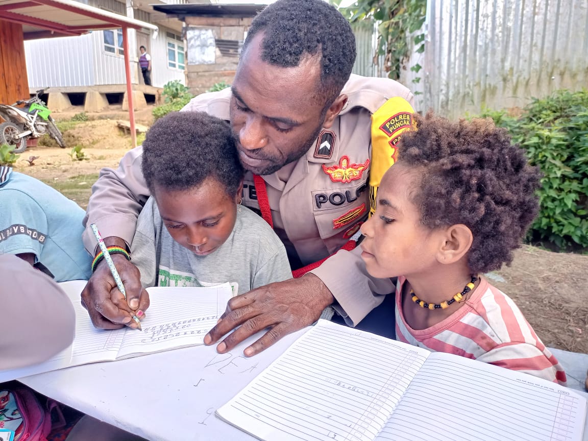 Program Polisi Pi Ajar Terus Di Gencarkan di Ilaga Kabupaten Puncak