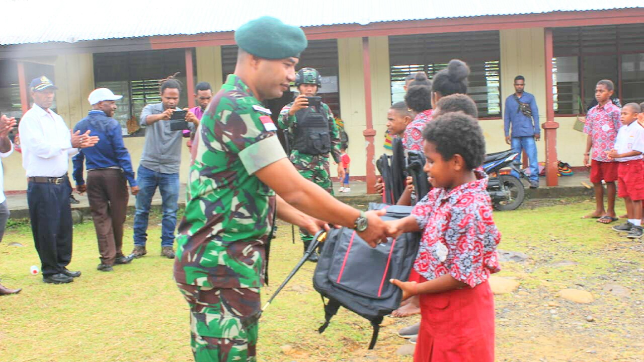 Ditunggu Akhirnya Datang !! Dansatgas Pamtas Yonif Raider 142/KJ Membawa Kebahagiaan Bagi Anak-Anak di Papua