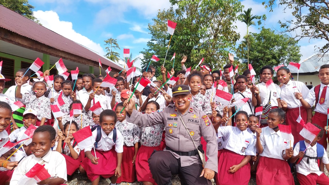 Antusiasme Siswa SD N 1 Mimika Saat Terima Pembagian Bendera Merah Putih oleh Kesbangpol dan Binmas Noken