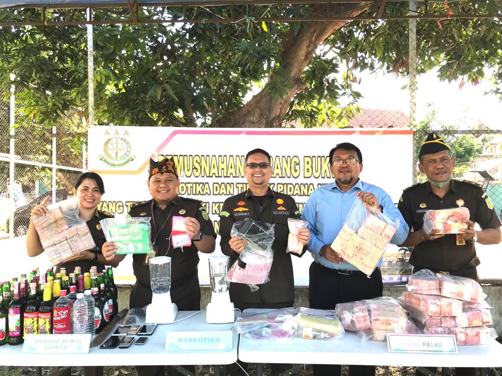 Uang Palsu Senilai RP 2,7 M, Dimusnahkan Kejaksaan Banyuwangi