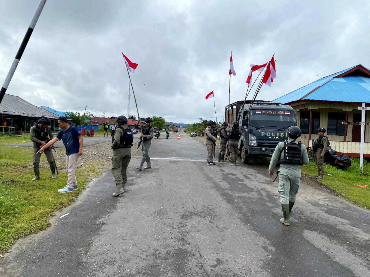 Meriahkan HUT RI Dengan Pemasangan Bendera Merah Putih di Nduga
