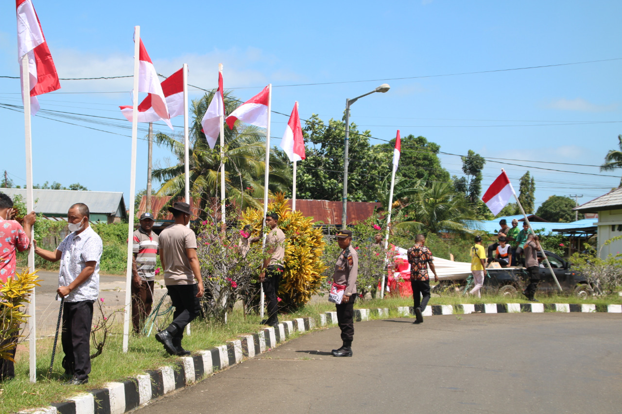 Polres Merauke Bersama Pemda Pasang Ratusan Bendera Merah Putih Jelang HUT RI ke-77 Tahun
