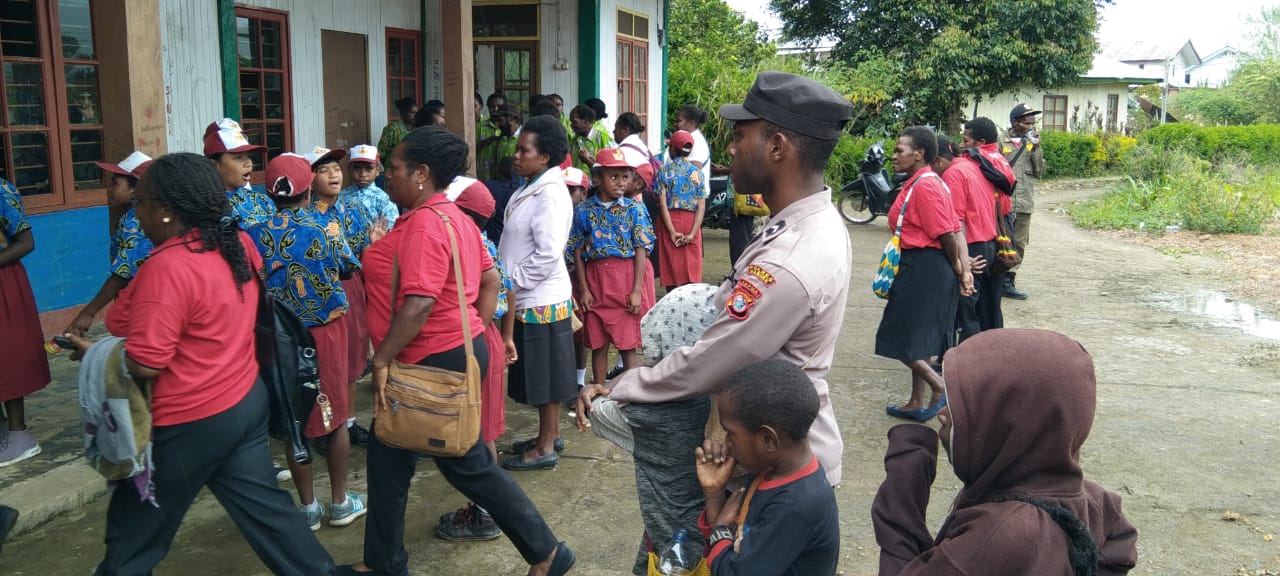 Binmas Noken Polri Meriahkan HUT RI ke 77 Bersama Anak Anak Dogiyai