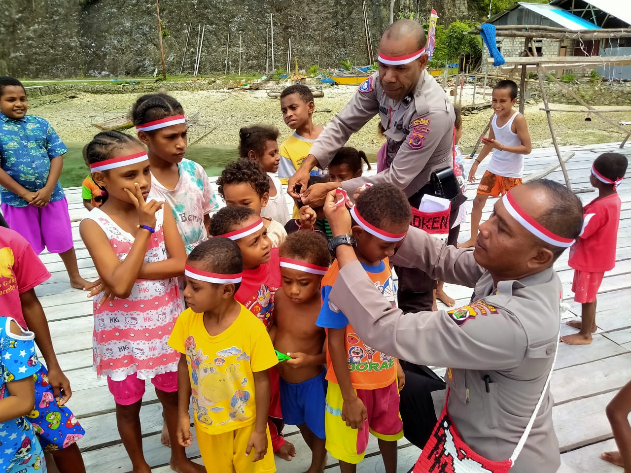 Melalui Si-Ipar, Bhabinkamtibmas Polres Kepulauan Yapen Semarakkan HUT RI ke 77 Bersama Anak-Anak