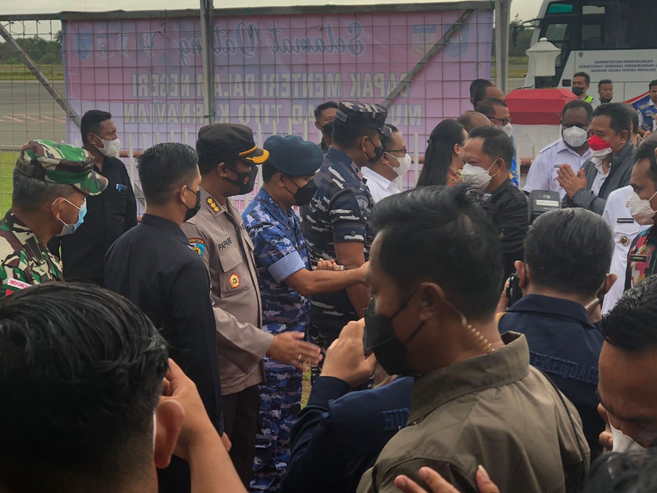 Irwasda Polda Papua Sambut Kedatangan Mendagri di Kabupaten Merauke