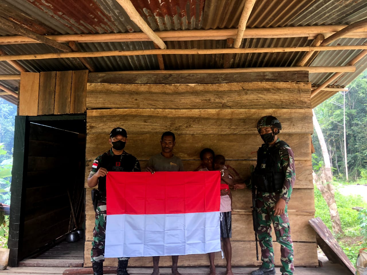 Meriahkan Hari Kemerdekaan Indonesia, Satgas Yonif 126/KC Bagikan Bendera Merah Putih Kepada Masyarakat Di Perbatasan Papua