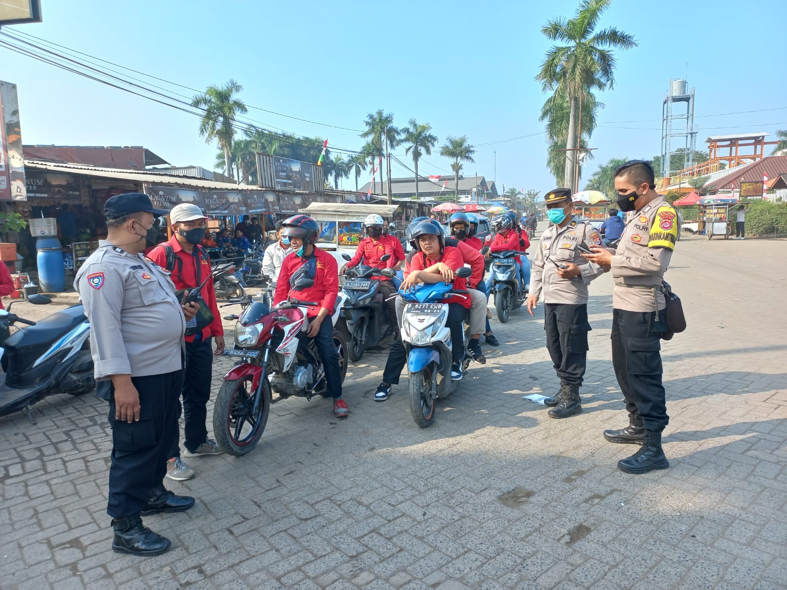 Polsek Pasar Kemis Amanan Keberangkatan massa PUK SBM PT VCI dan PT Shyang Fung Tian dalam Rangka Unras Ke DPR/MPR RI dan Istana Negara