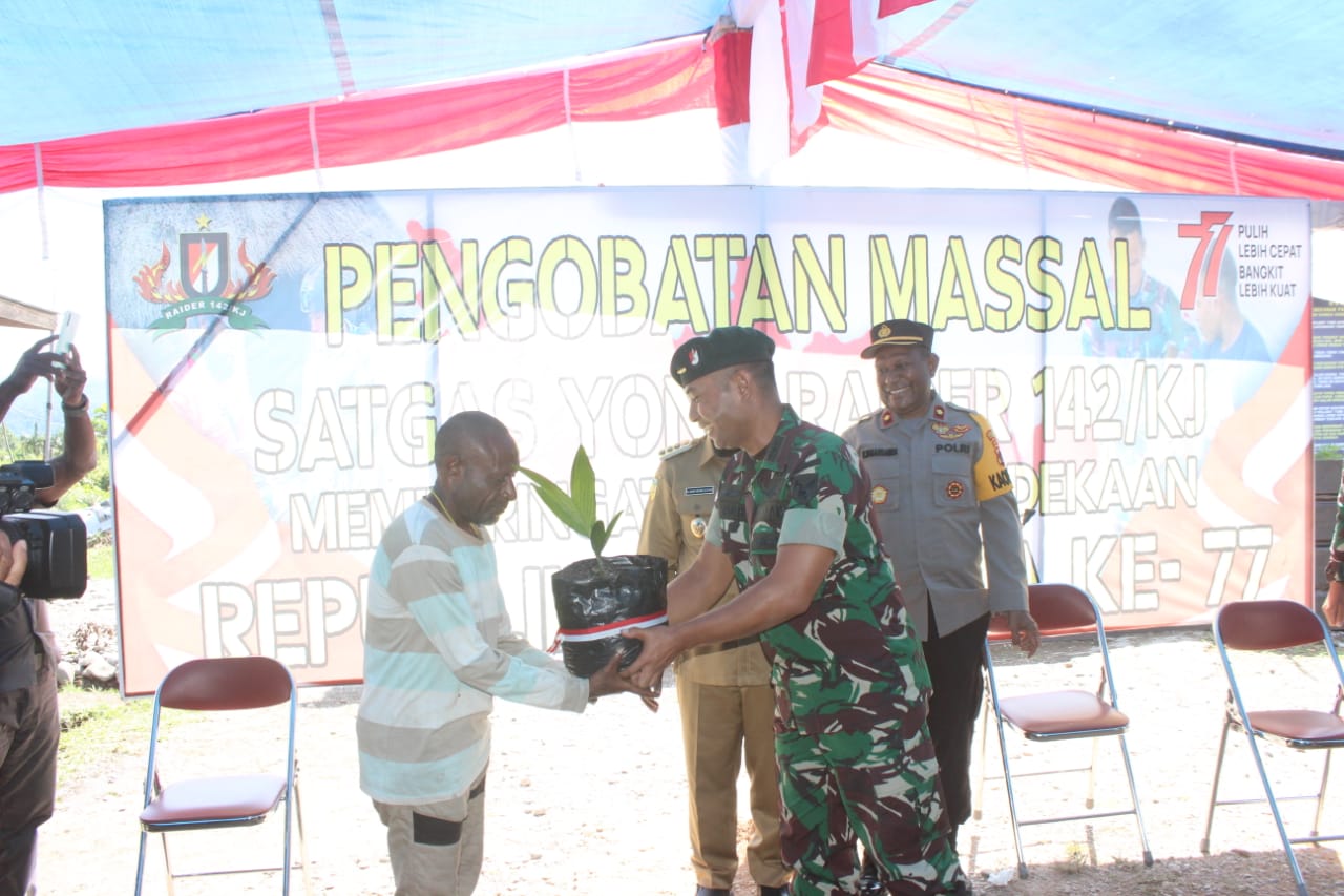 Satgas Pamtas RI-PNG Yonif Raider 142/KJ gelar acara Bakti Sosial pengobatan massal gratis dan pembagian bibit pinang