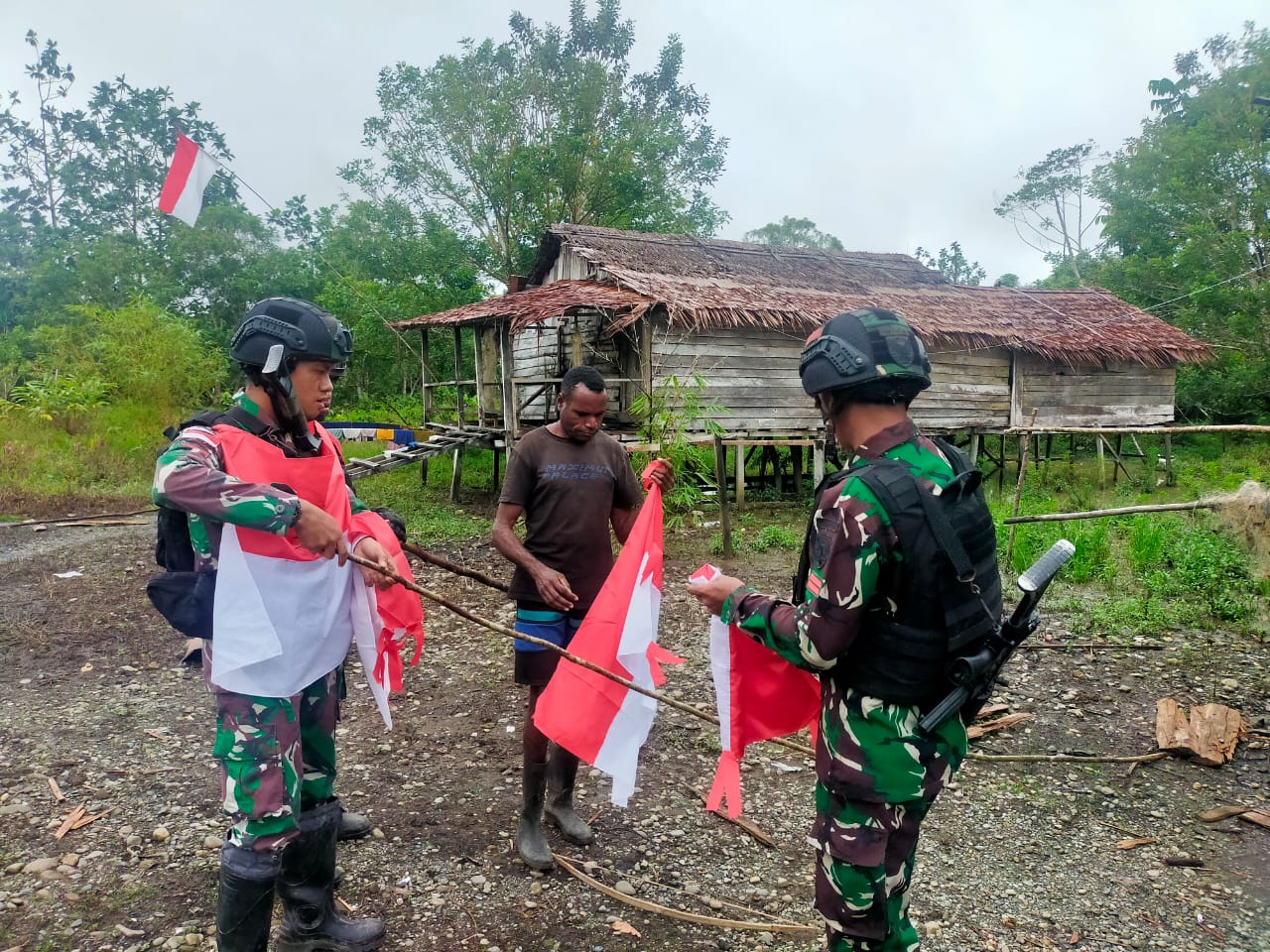 Gugah Semangat Kebangsaan, Satgas Pamtas Yonif Raider 142/KJ Ajak Warga Kibarkan Bendera