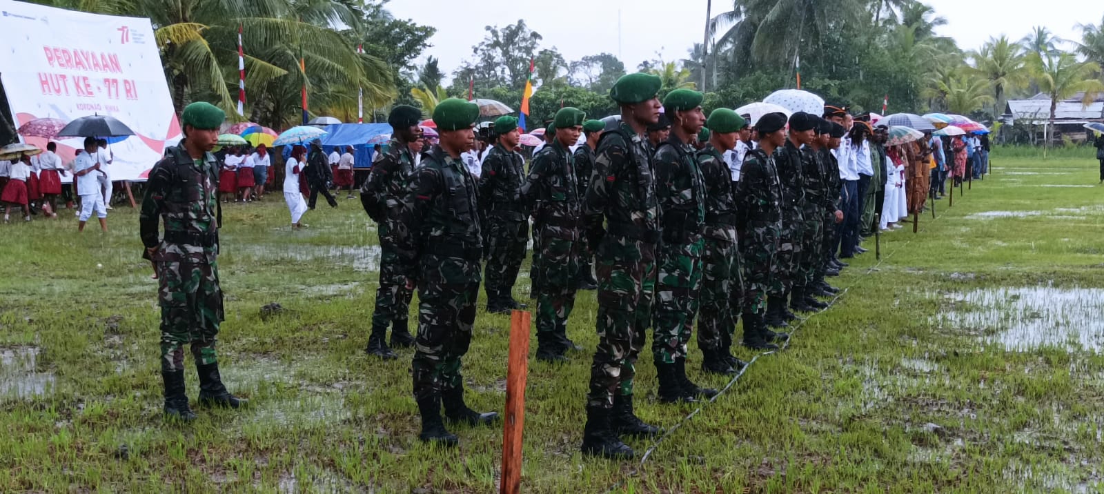 Bersama Masyarakat, Satgas TMMD Reg Ke-114 Laksanakan Upacara Peringatan HUT Ke-77 Republik Indonesia