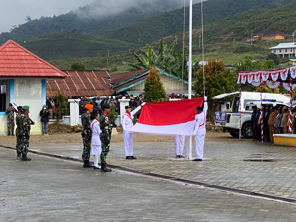 Ditengah Guyuran Hujan Tak Mengurangi Hikmat Upacara HUT ke 77 RI di Kabupaten Dogiyai