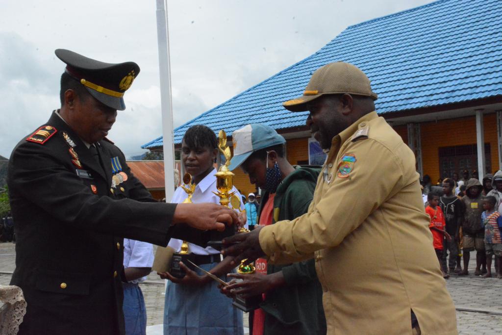 Kapolsek Kamu Berikan Hadiah Lomba Cerdas Cermat Dalam Rangka HUT ke 77 RI