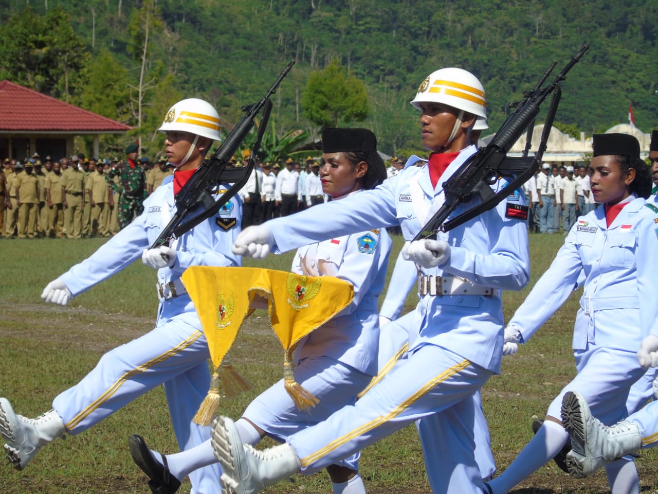 Khidmat Upacara HUT Ke-77 RI Di Wilayah Yalimo Bersama Satgas Pamtas RI-PNG Yonif 142/KJ