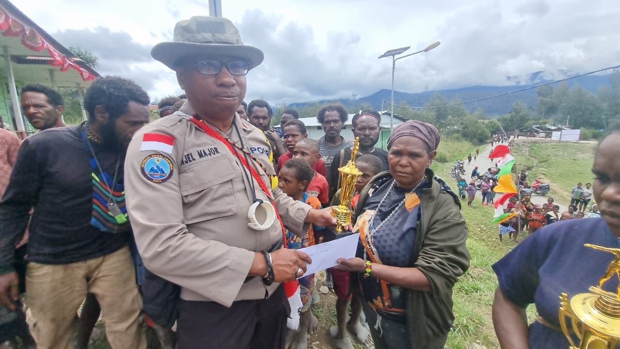 Didampingi Kapolsek, Kepala Distrik Sugapa Serahkan Langsung Hadiah Lomba Perayaan HUT Ke-77 RI