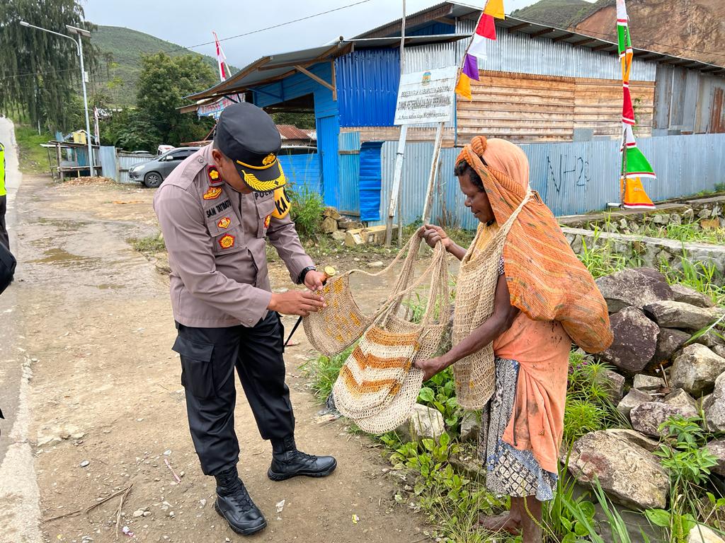 Bantu Masyarakat Kapolres Dogiyai Beli Jualan Masyarakat