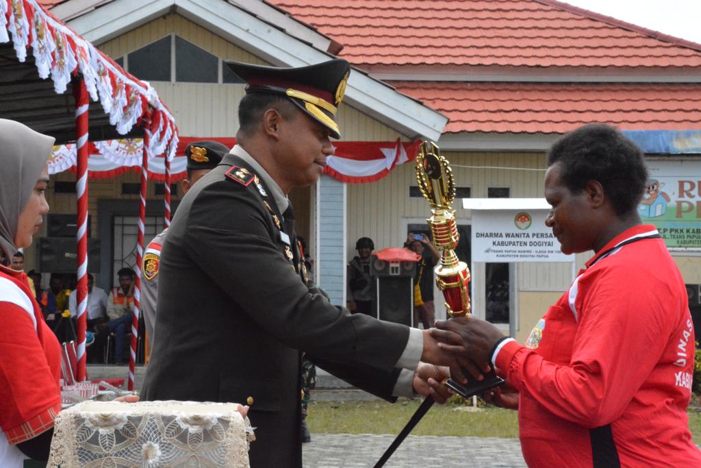 Kapolres Dogiyai Serahkan Hadiah Lomba Volly Dalam Rangka HUT ke 77 RI
