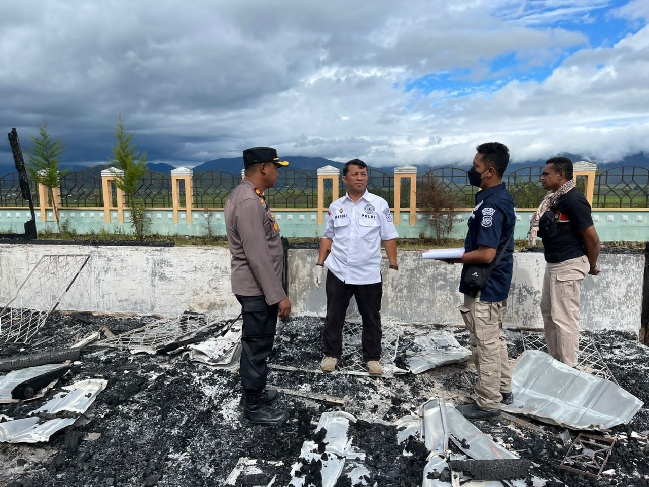 Kabid Labfor Polda Papua Pimpin Olah TKP Kebakaran Kantor Sekretariat DPRD Dogiyai