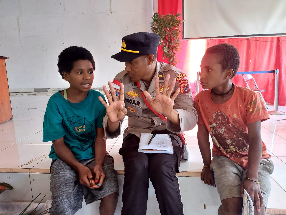 Di Tengah Persekolahan Yang Belum Berjalan Normal, Binmas Noken Hadir Di Ilaga Ajarkan Membaca Dan Berhitung Kepada Anak Anak